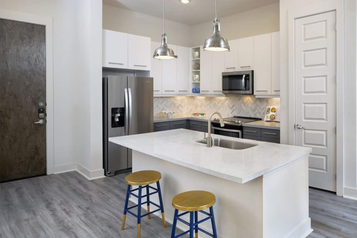 RGVtYW5kUGljdHVyZToxOTUxNjY4NjQ1