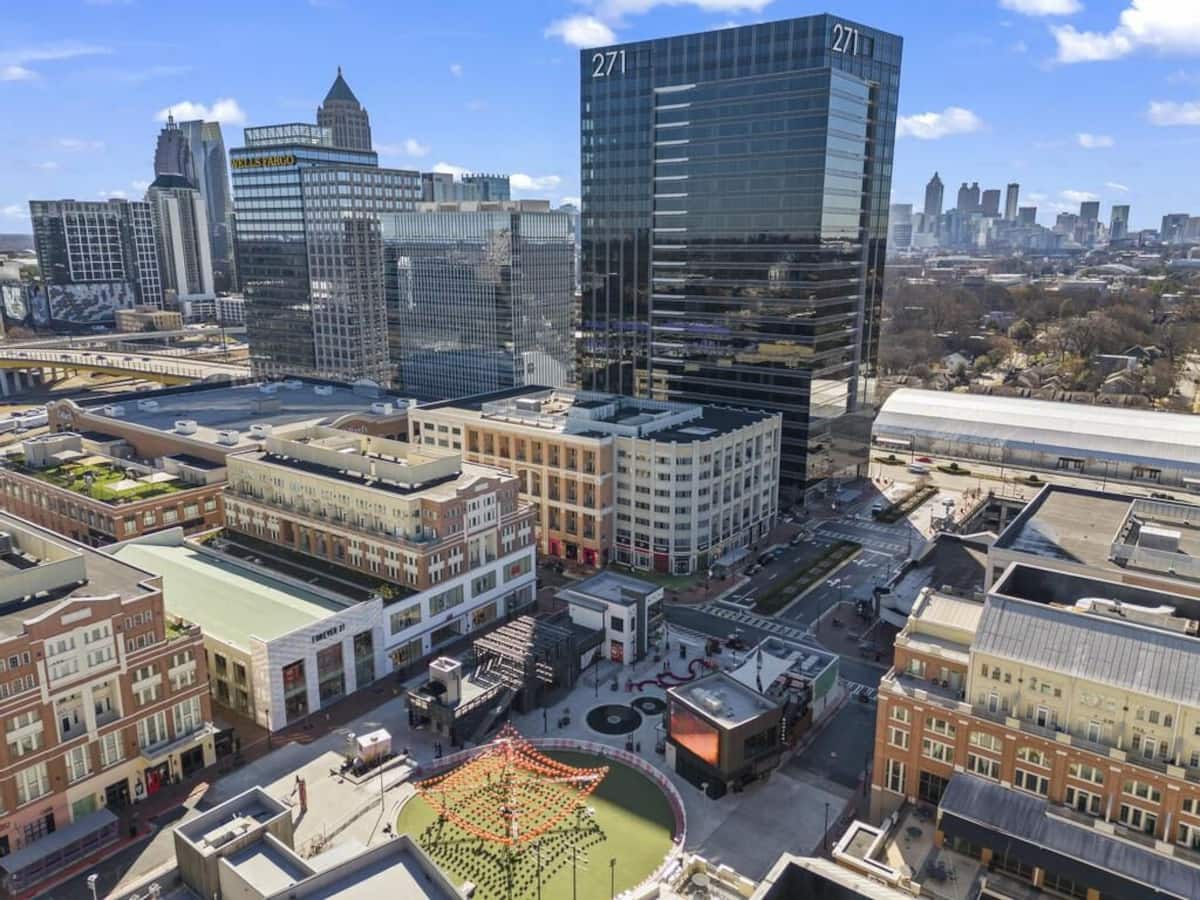 Exterior of 17th Street Lofts, an Airbnb-friendly apartment in Atlanta, GA