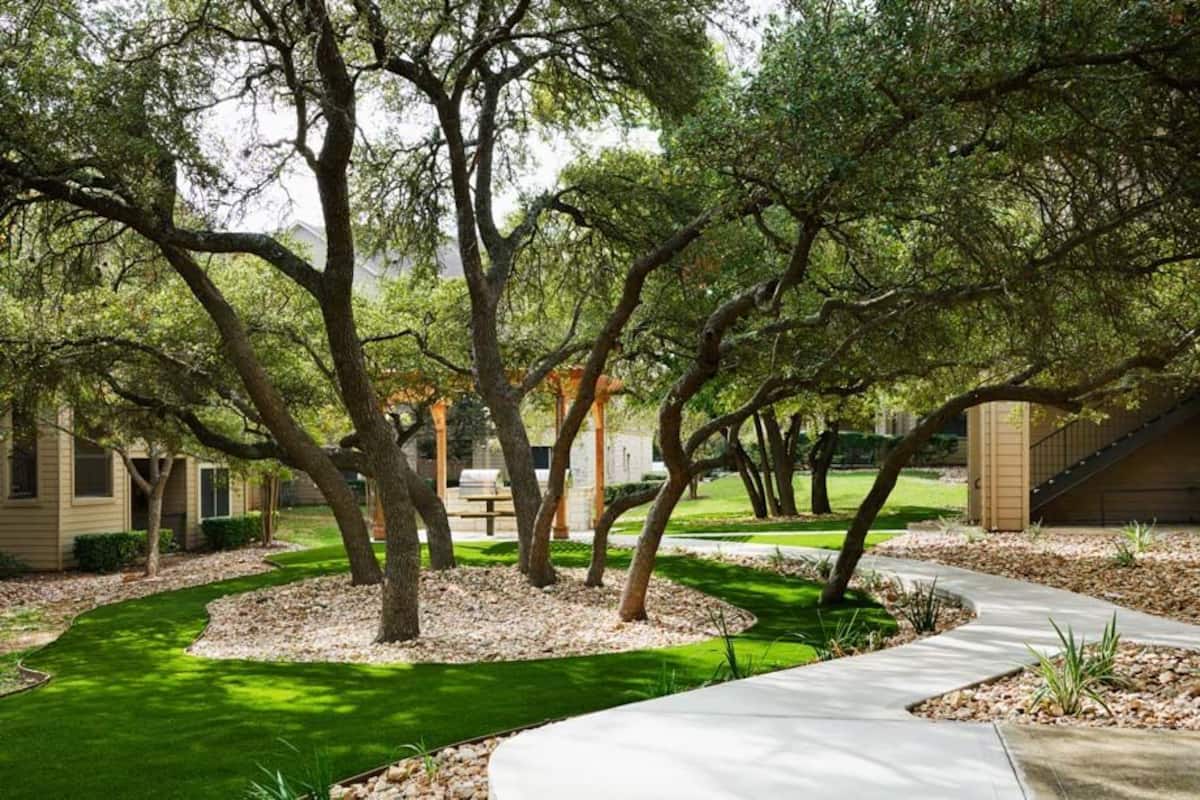 RGVtYW5kUGljdHVyZToxOTUxNjU4Nzc5