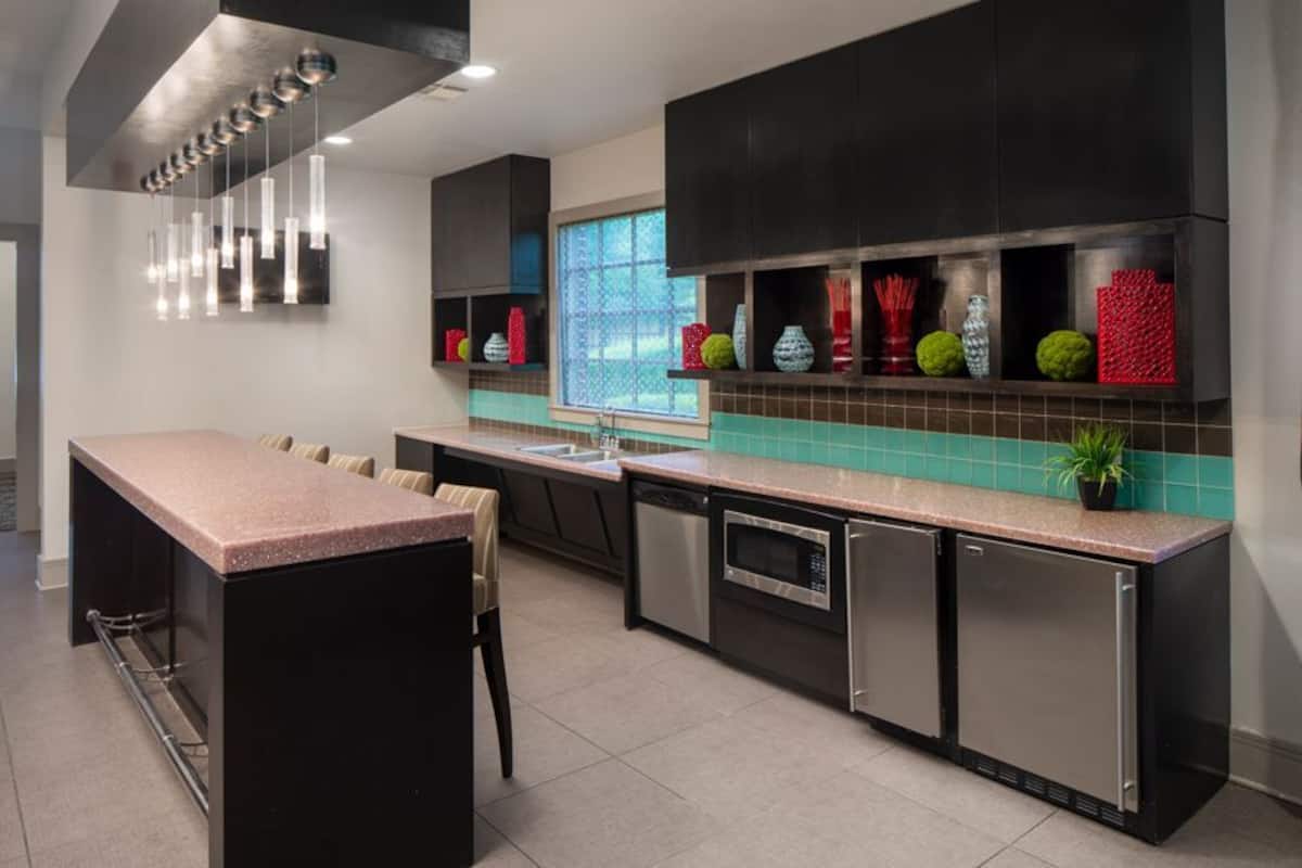 RGVtYW5kUGljdHVyZToxOTUxNjY3MjEx