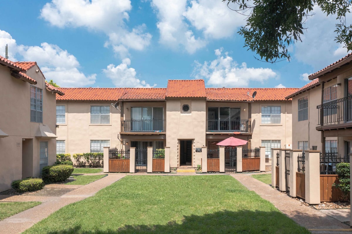 RGVtYW5kUGljdHVyZToyMzQyMDYzNTg1