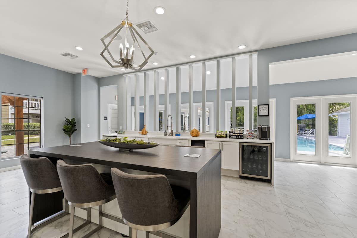 RGVtYW5kUGljdHVyZToxOTUzMjk5MTk3