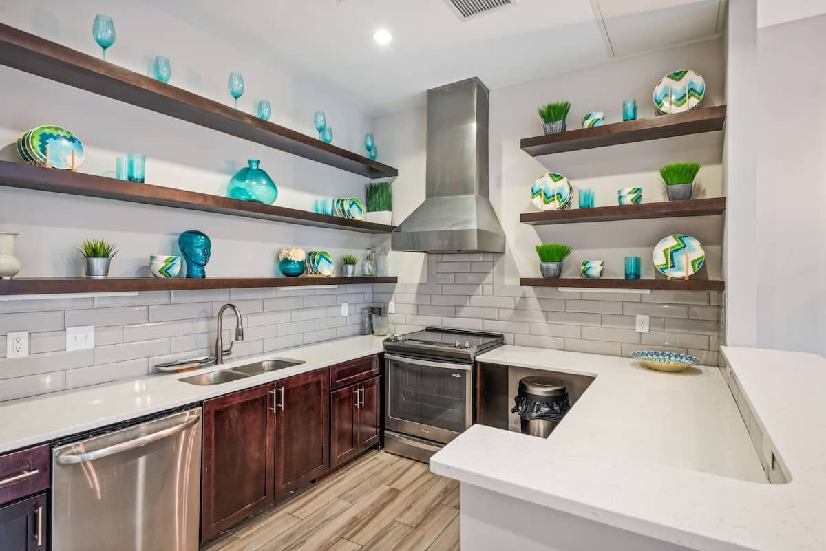 RGVtYW5kUGljdHVyZToyMjE3NjQ0Mjgz