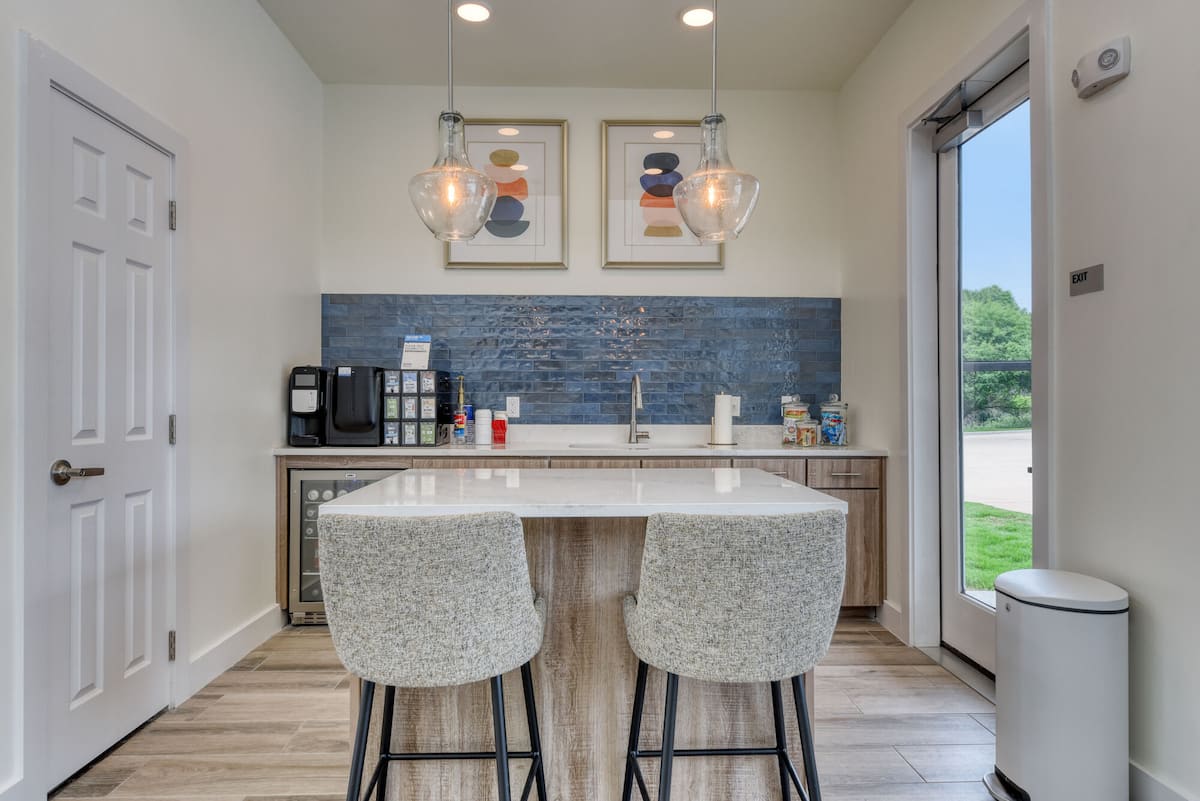 RGVtYW5kUGljdHVyZToxOTUxNjcyNDE3