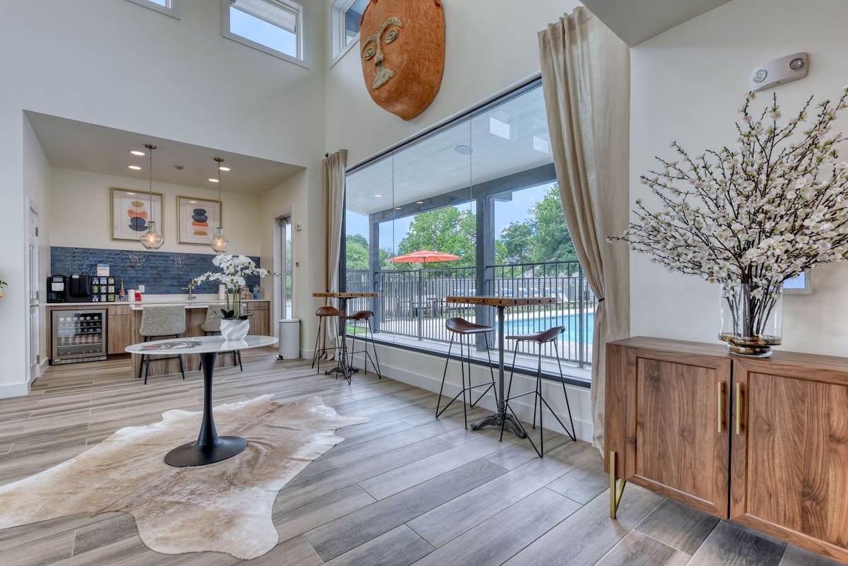 RGVtYW5kUGljdHVyZToxOTUxNjcyNDEw