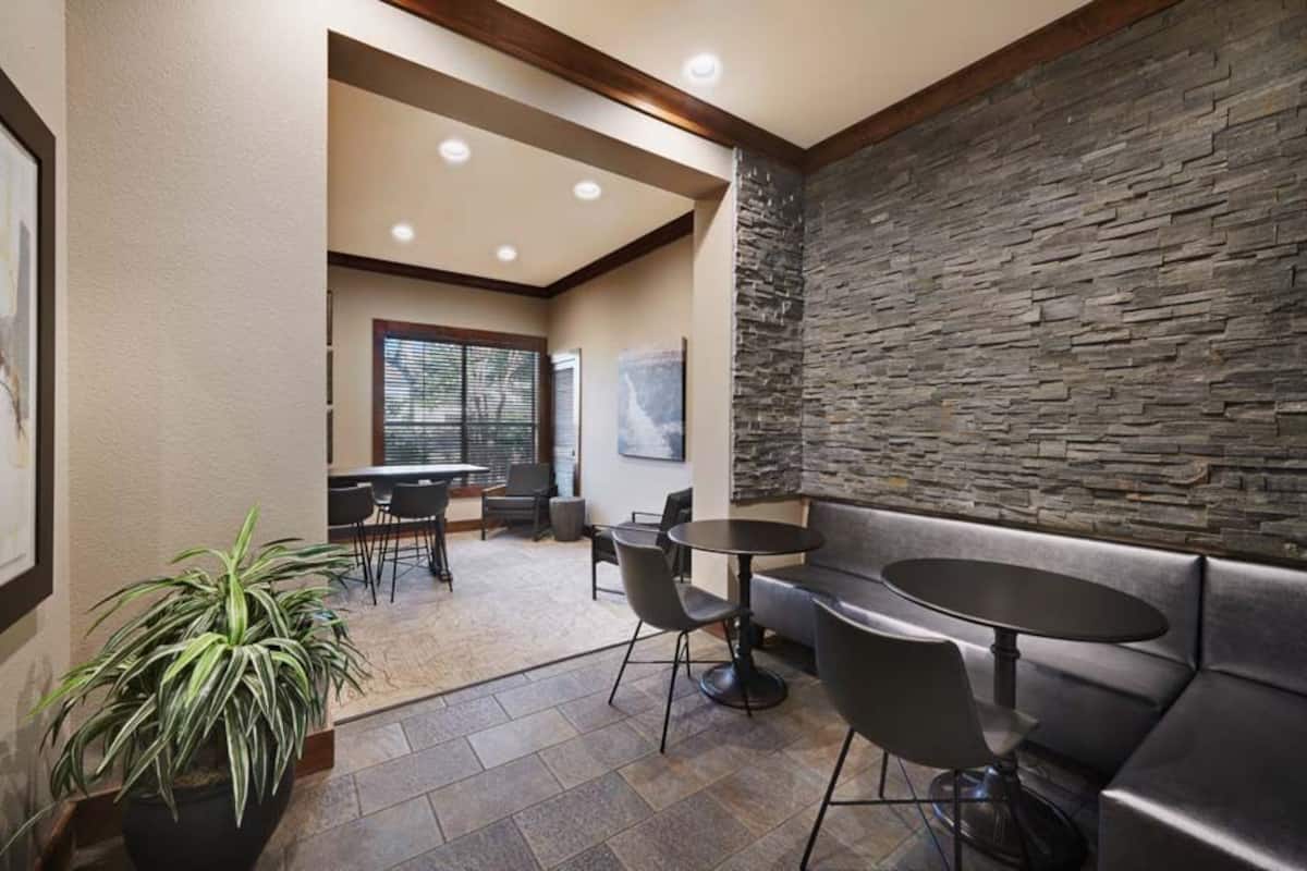 RGVtYW5kUGljdHVyZToxOTUyNDc4NTE0