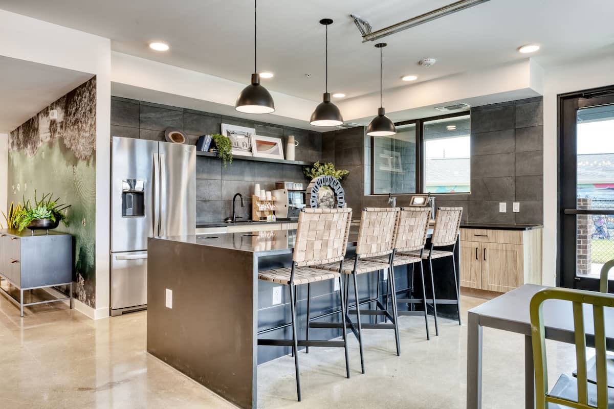 RGVtYW5kUGljdHVyZToyMDIwNjAzMTEx