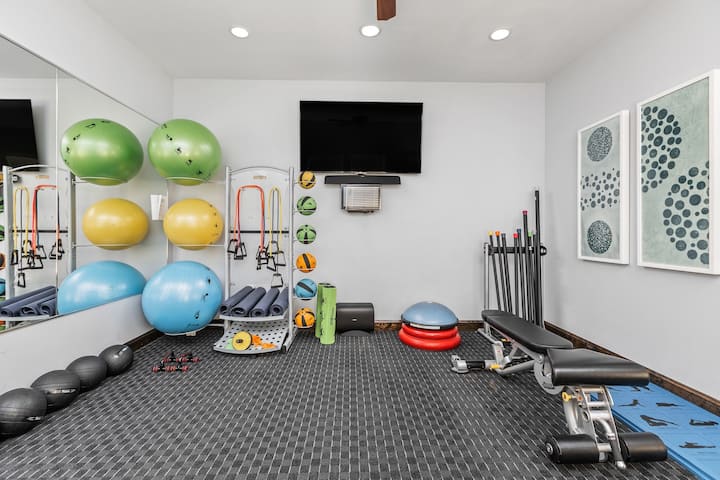 RGVtYW5kUGljdHVyZToyNTcxMzg1NjY1