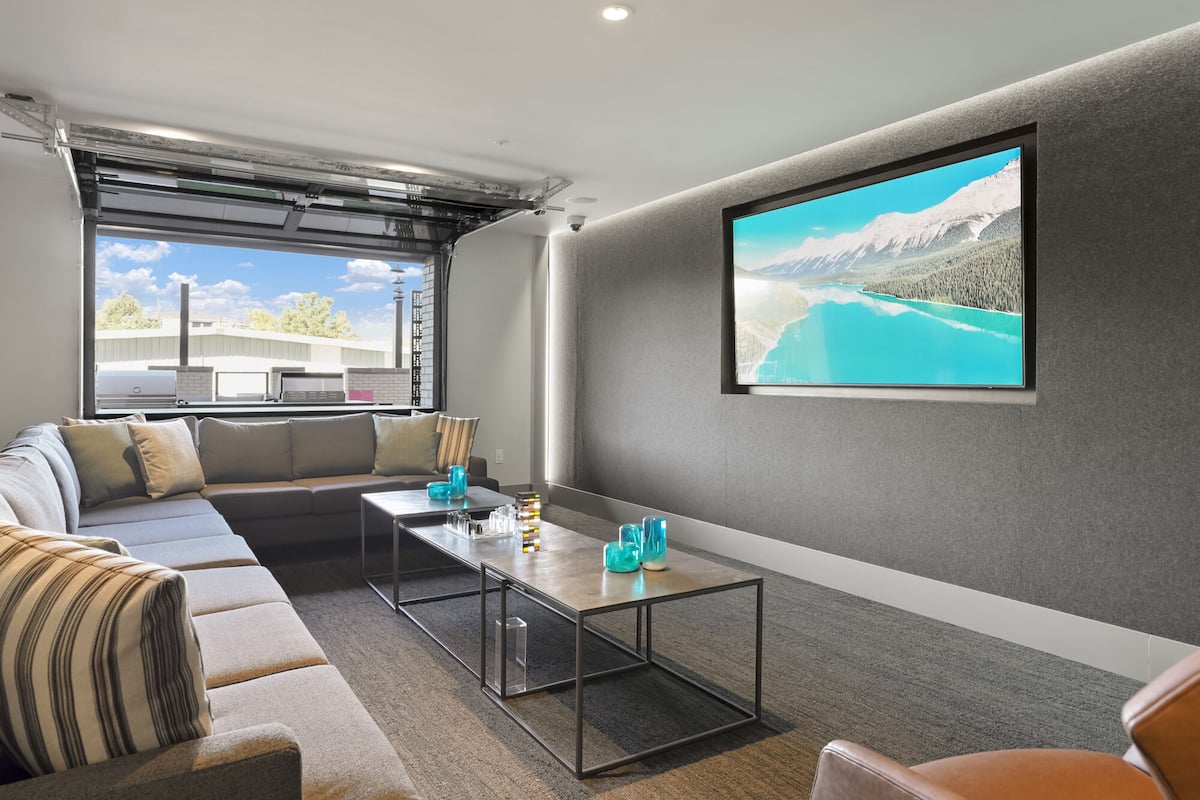 RGVtYW5kUGljdHVyZToyMzg4MDc2MTIz