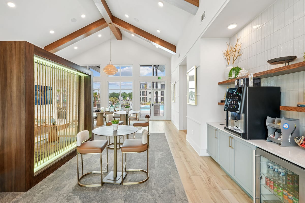 RGVtYW5kUGljdHVyZToyMjE3NjQ0Mzcy