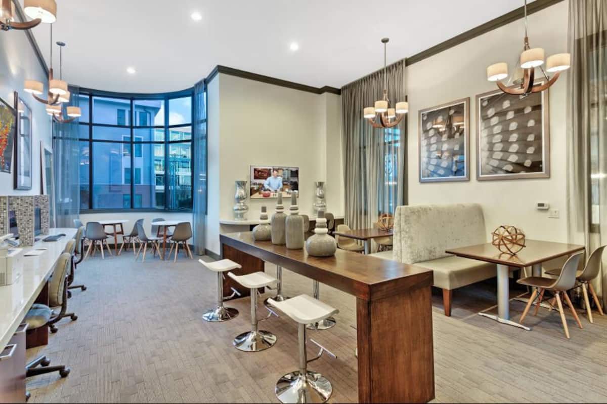 RGVtYW5kUGljdHVyZToxOTUxODMxMzc4