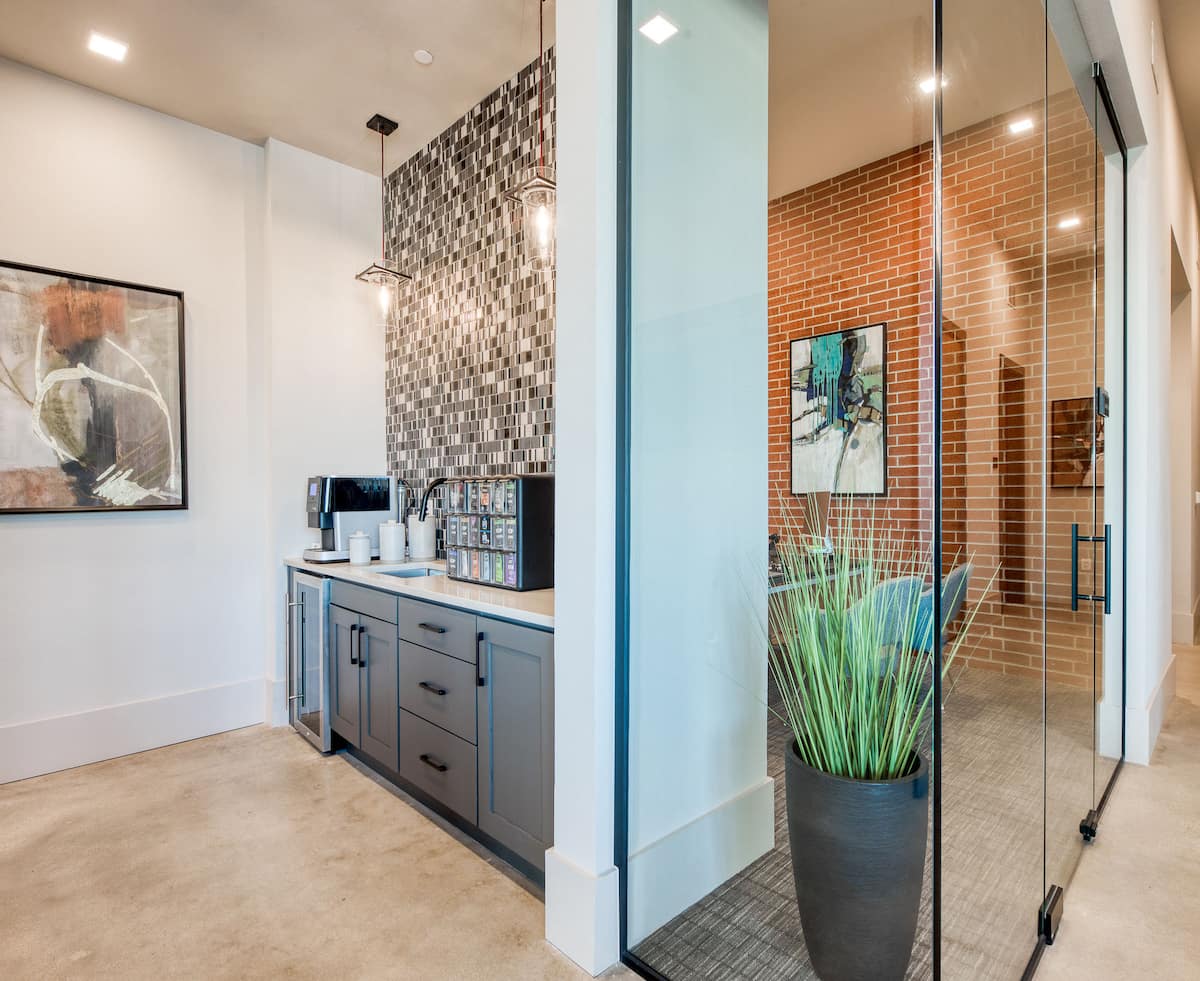 RGVtYW5kUGljdHVyZToxOTU1MjExOTUy