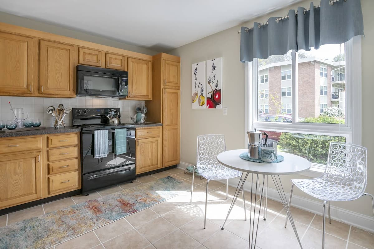 , an Airbnb-friendly apartment in Norwood, MA