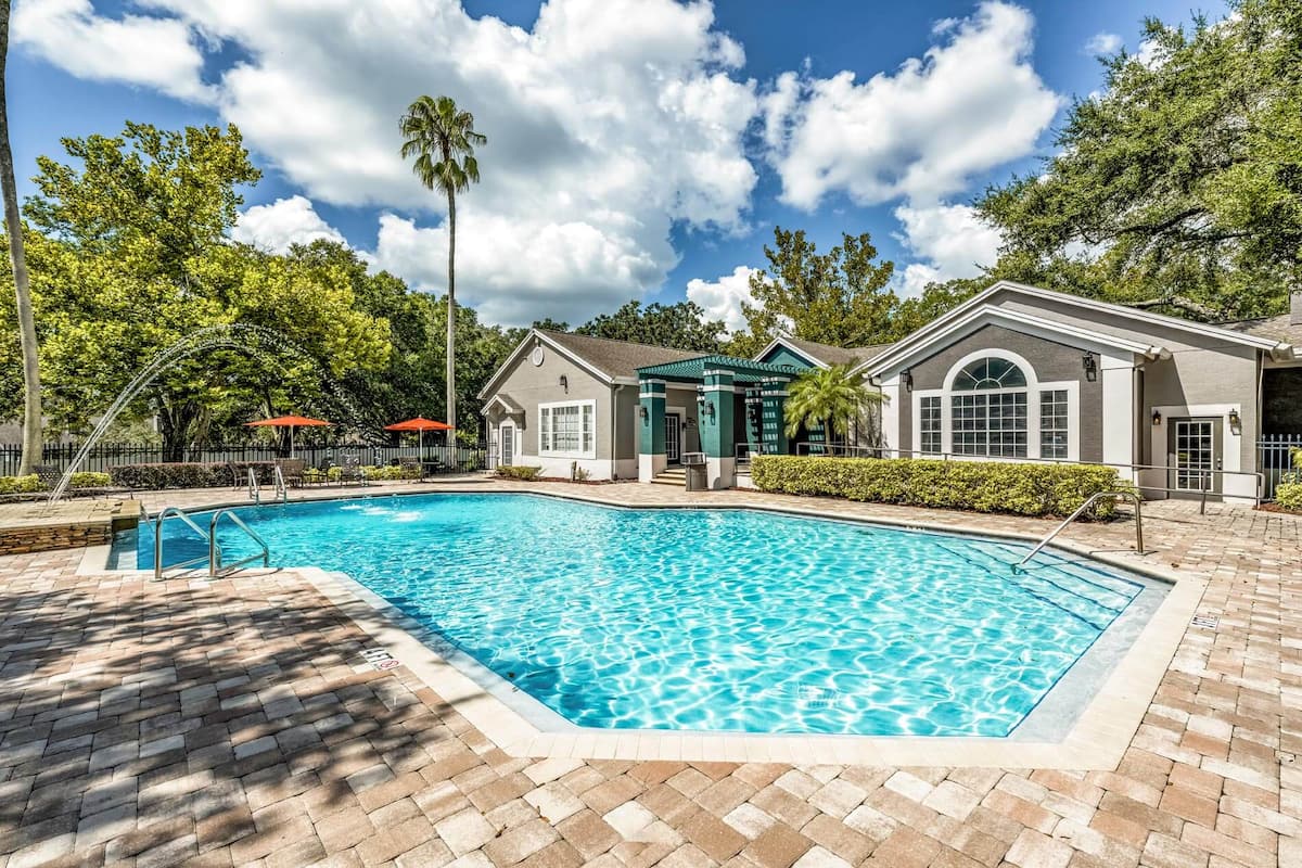 Exterior of Los Altos at Altamonte Springs, an Airbnb-friendly apartment in Altamonte Springs, FL