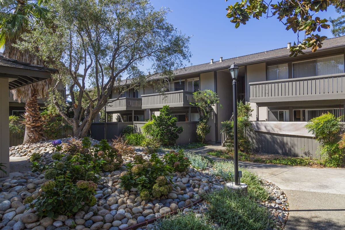 , an Airbnb-friendly apartment in Mountain View, CA