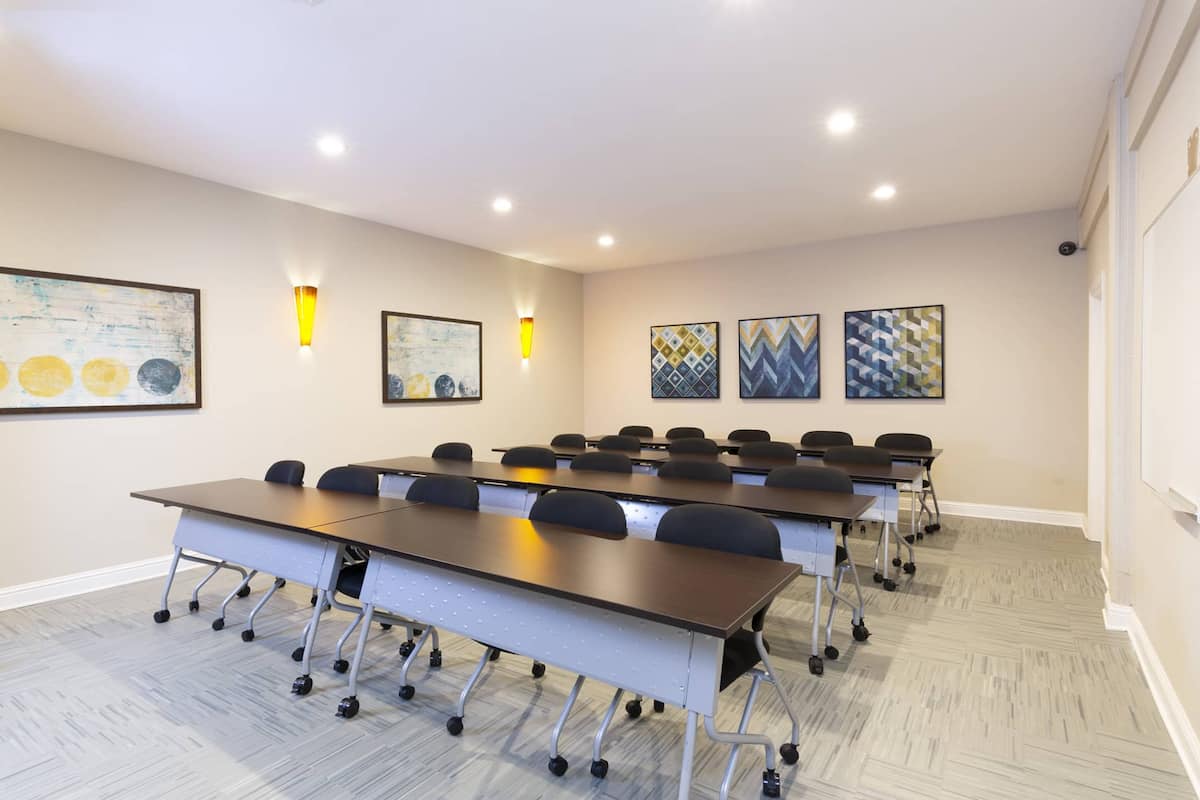 RGVtYW5kUGljdHVyZToxOTUxNTc5NDI2