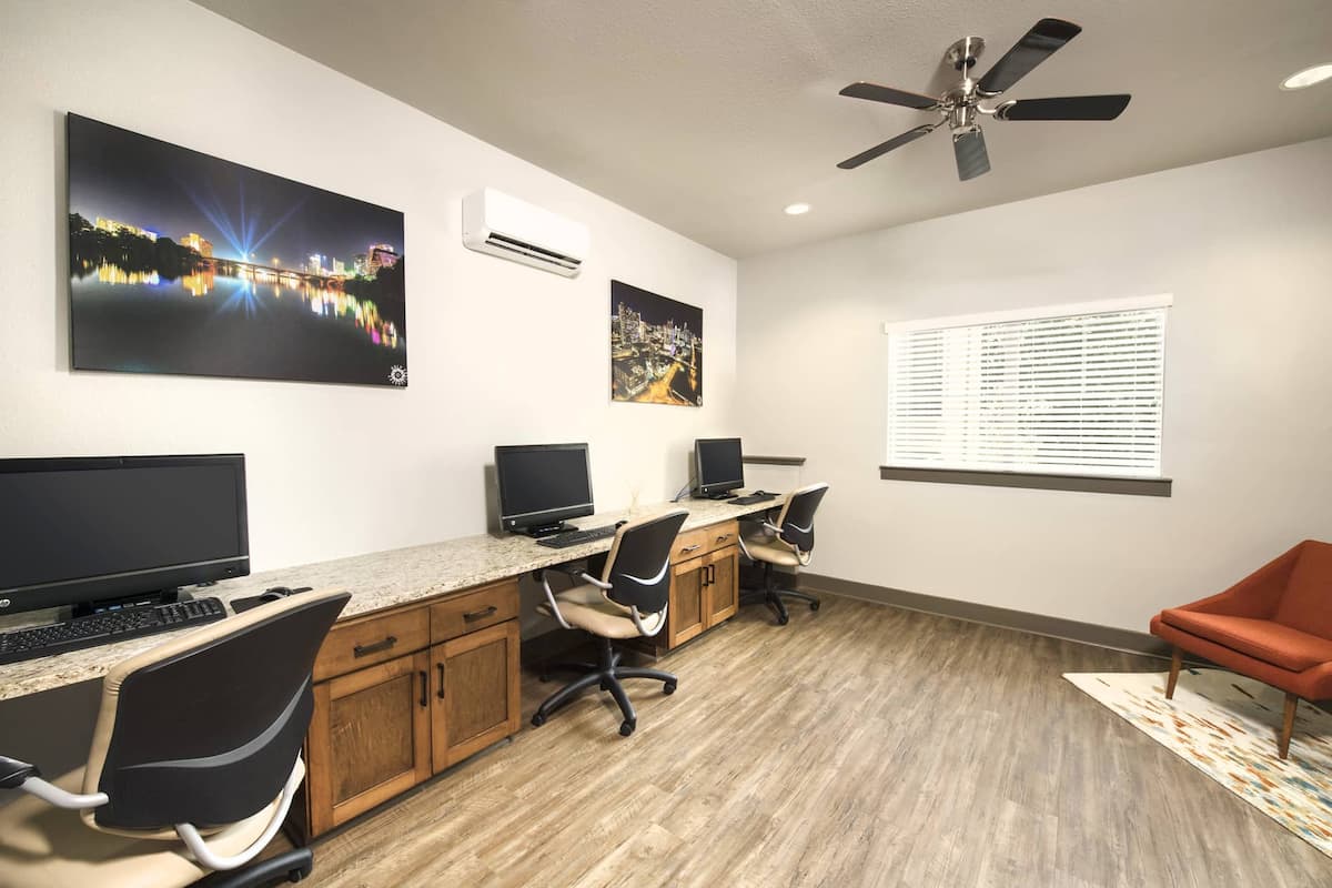 RGVtYW5kUGljdHVyZToxOTU1MjEzMzky