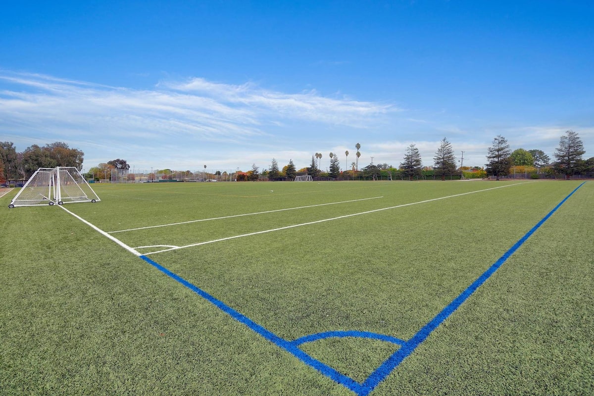 RGVtYW5kUGljdHVyZToxOTUyMDQ1Mzc0