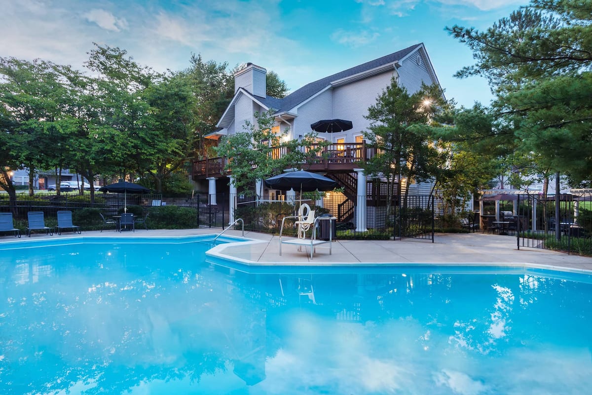 Exterior of Dominion Middle Ridge, an Airbnb-friendly apartment in Woodbridge, VA