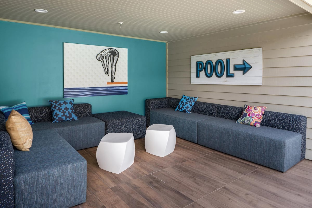 RGVtYW5kUGljdHVyZToxOTUyMDQ0NDc4