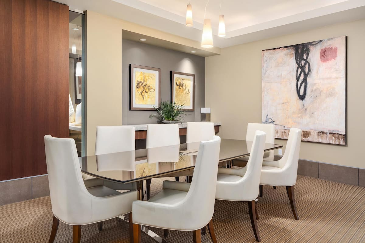 RGVtYW5kUGljdHVyZToxOTUyMDQ0NTY3