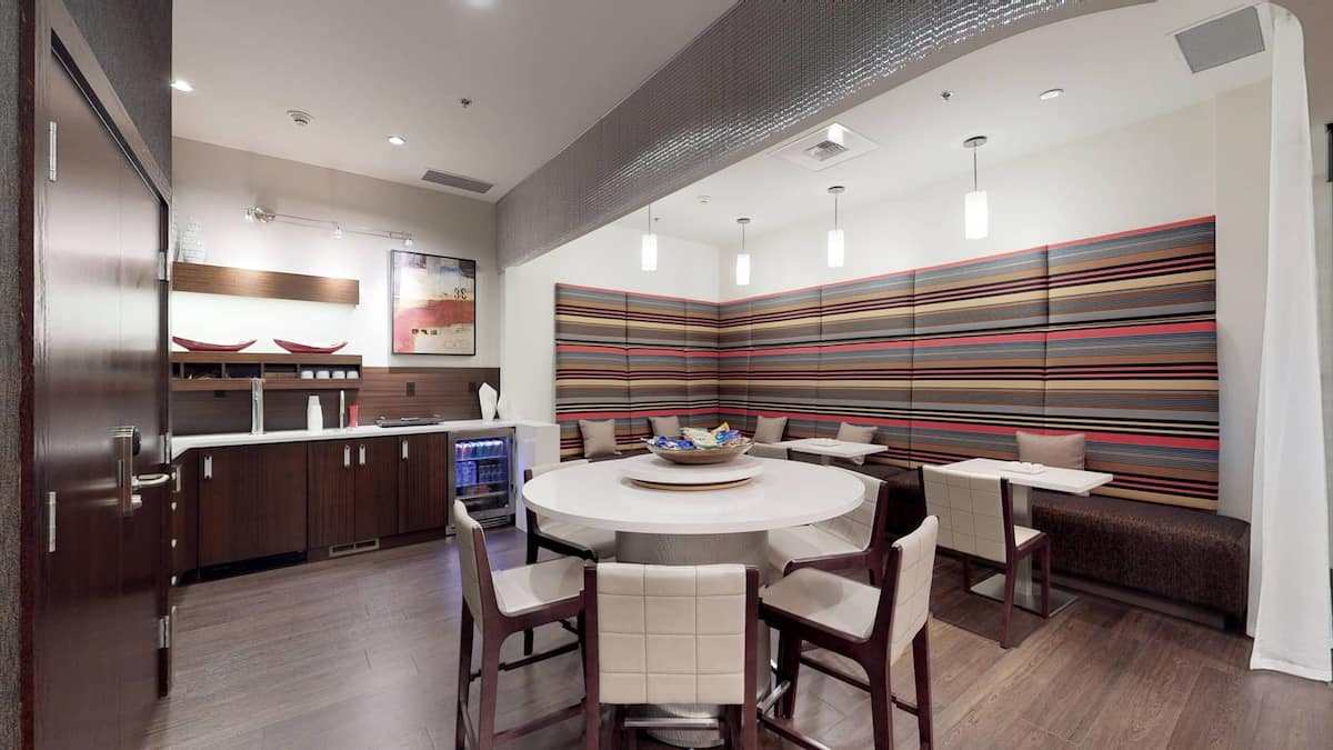 RGVtYW5kUGljdHVyZToxOTUyMDQ0NTYx