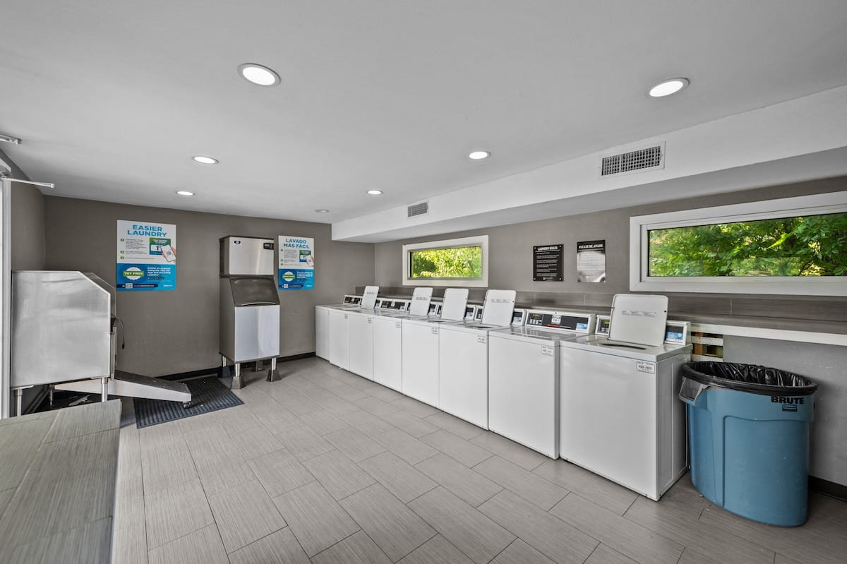 RGVtYW5kUGljdHVyZToxOTUxNjg2NTMx