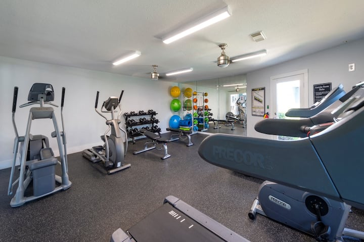 RGVtYW5kUGljdHVyZToyNDEyMjY2NTM2