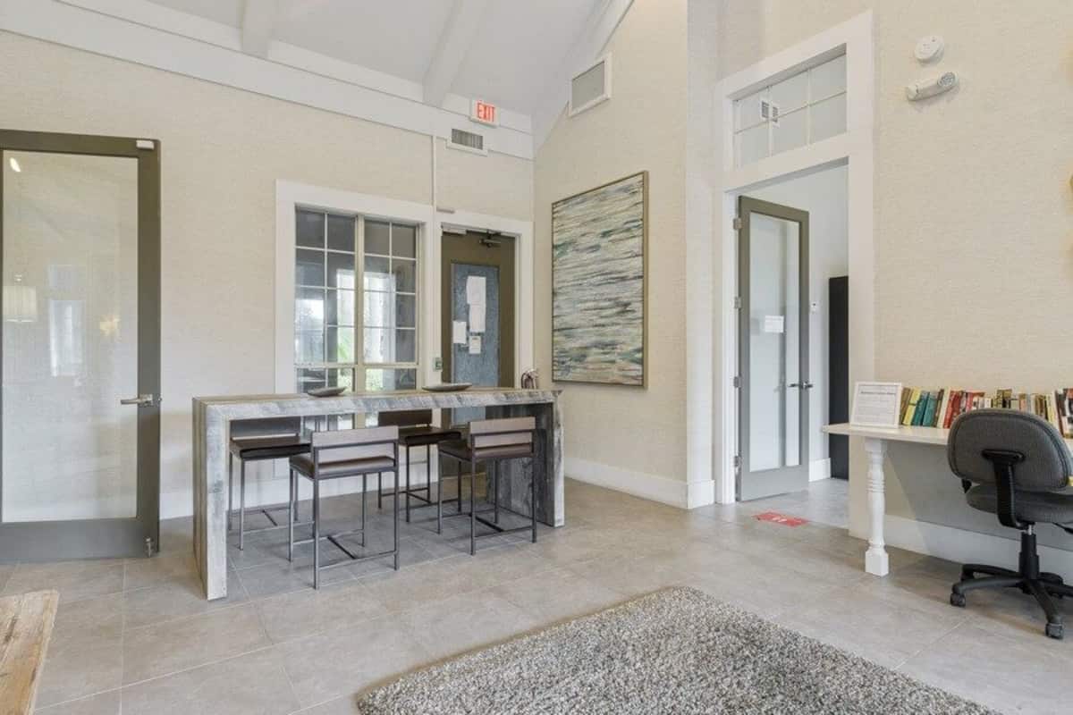 RGVtYW5kUGljdHVyZToxOTU1MjE2MTcw