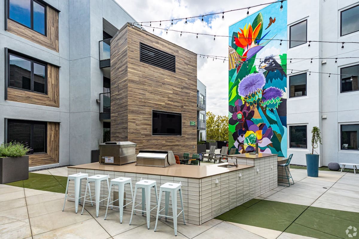 RGVtYW5kUGljdHVyZToxOTU1MjE2Mjk4