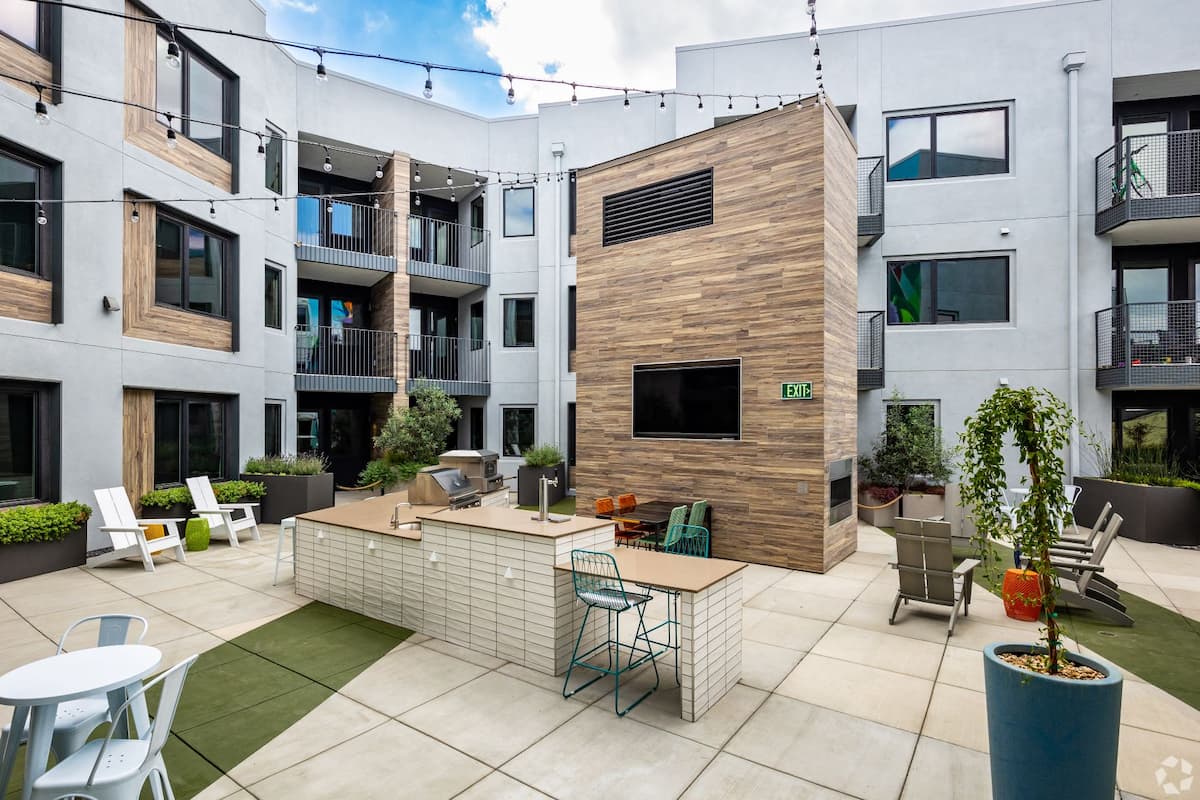 RGVtYW5kUGljdHVyZToxOTU1MjE2Mjk0