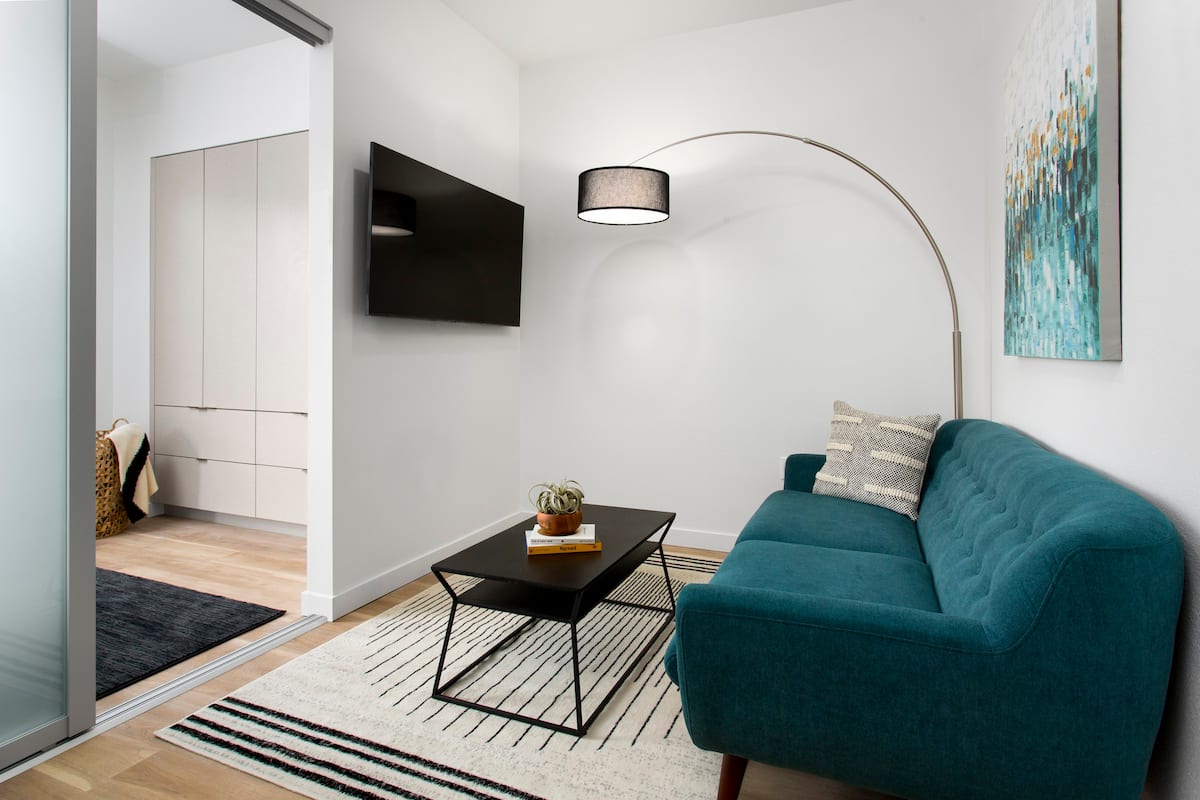 , an Airbnb-friendly apartment in Los Angeles, CA