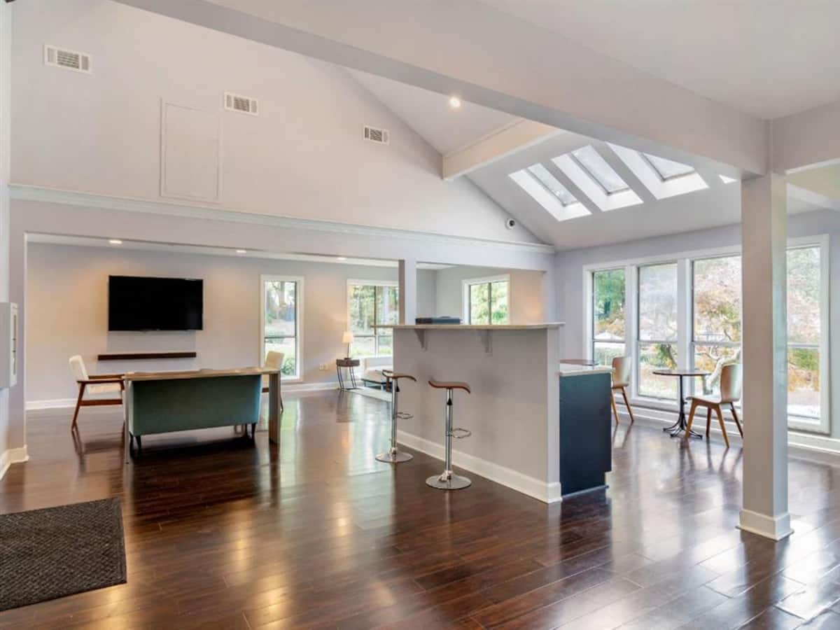 RGVtYW5kUGljdHVyZToxOTU1MjE2ODcx