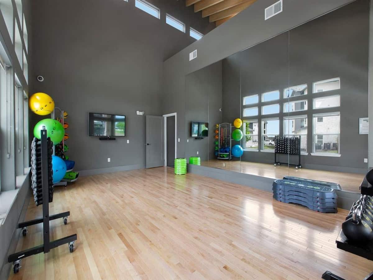 RGVtYW5kUGljdHVyZToxOTU1MjE2OTg2