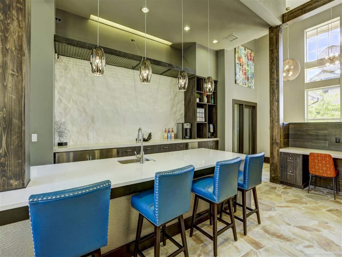 RGVtYW5kUGljdHVyZToxOTQzMTE4OTA3