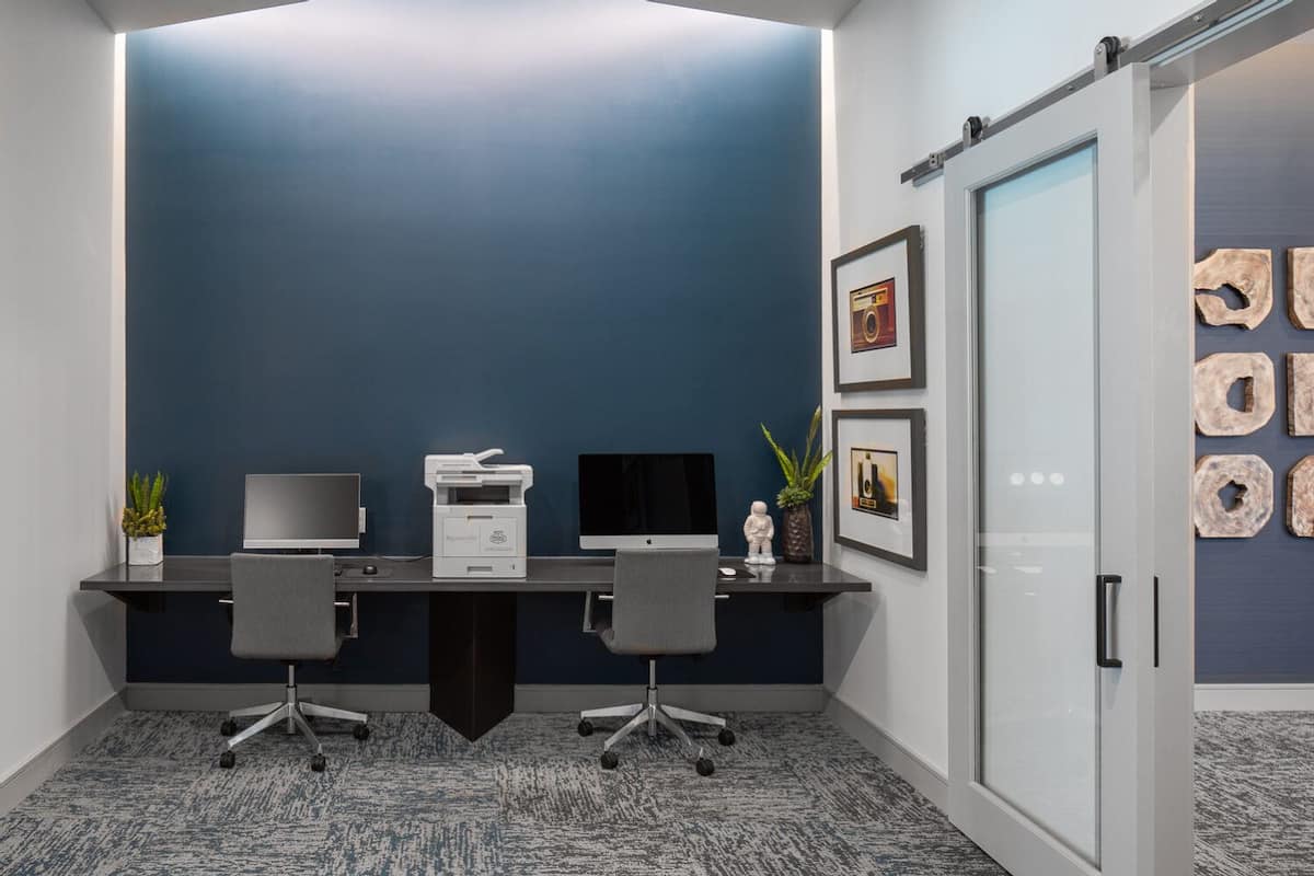 RGVtYW5kUGljdHVyZToxOTU1MjE3Nzc4