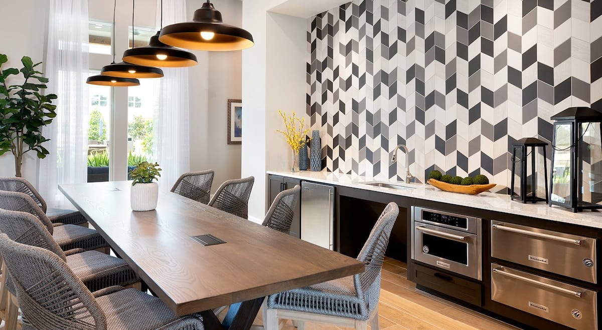 RGVtYW5kUGljdHVyZToxOTU1MjE3ODc5