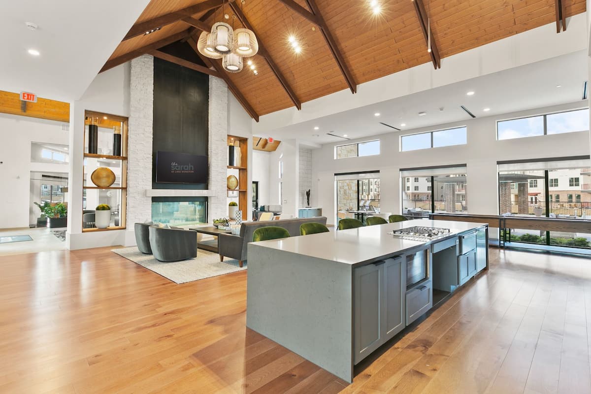 RGVtYW5kUGljdHVyZToxOTU1MjE3OTY3