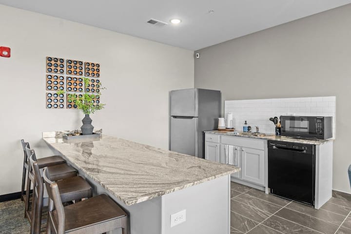 RGVtYW5kUGljdHVyZToyNDEyMjY2MDA2