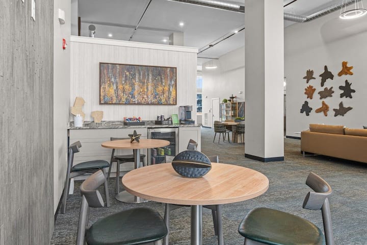 RGVtYW5kUGljdHVyZToyNDEyMjY2MDA3