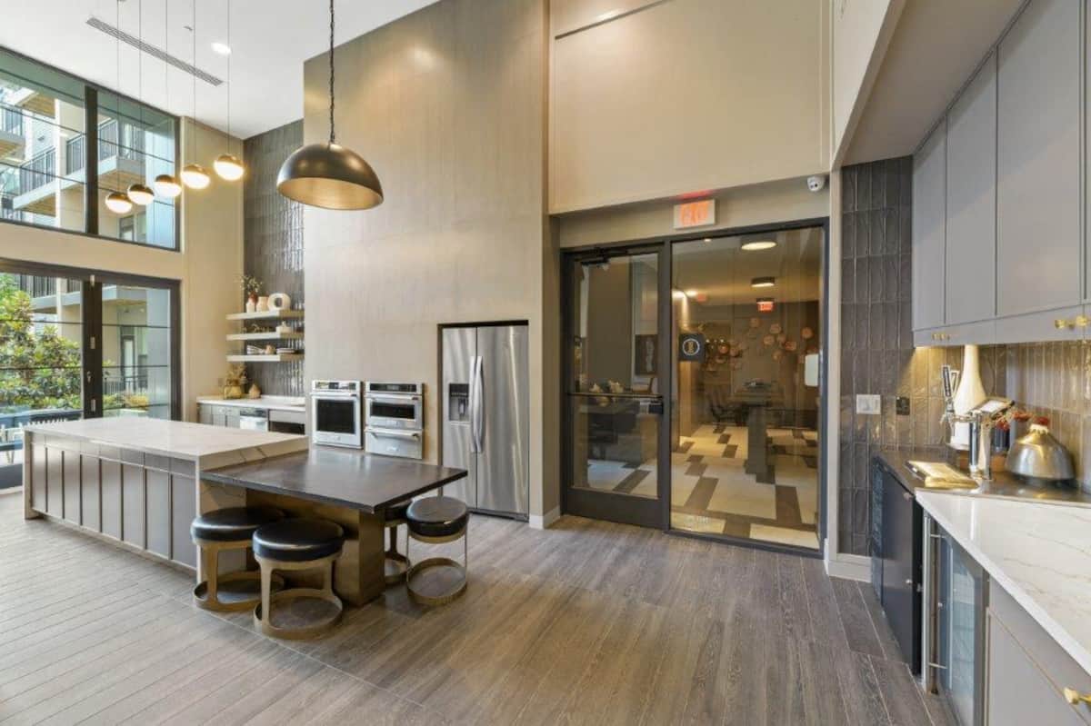 RGVtYW5kUGljdHVyZToyNDMxOTMyNjQz