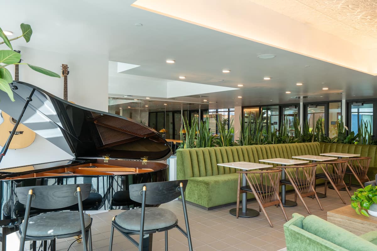 RGVtYW5kUGljdHVyZToxOTg4NDYwNDY1