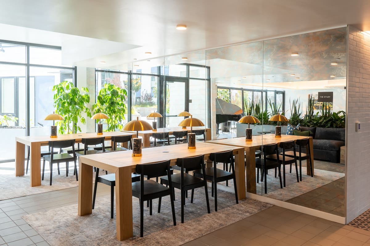 RGVtYW5kUGljdHVyZToxOTg4NDYwNDcx