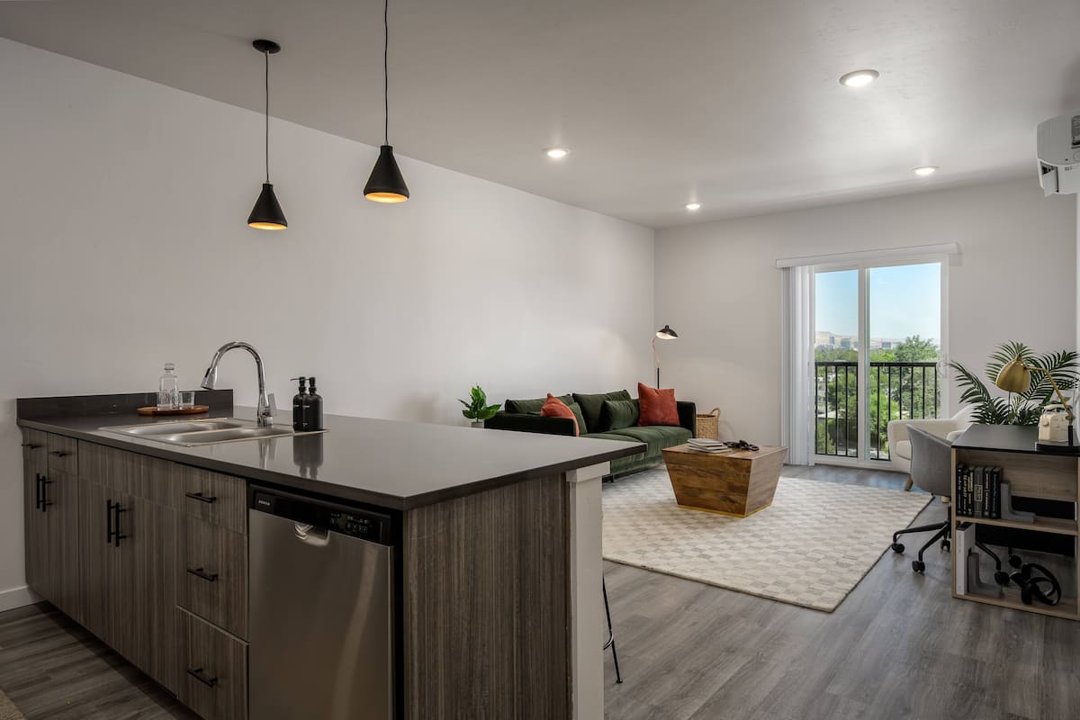 , an Airbnb-friendly apartment in Garden City, ID