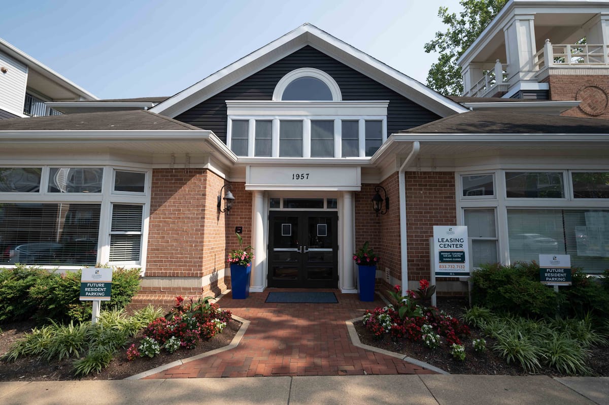 , an Airbnb-friendly apartment in Arlington, VA