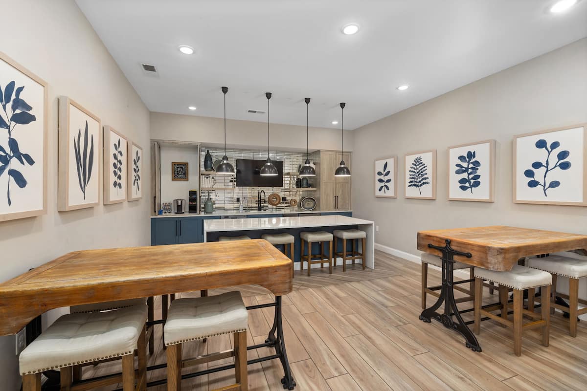 RGVtYW5kUGljdHVyZToyMTg0MjgzMzY3