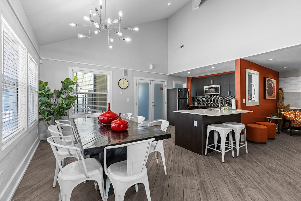 RGVtYW5kUGljdHVyZToxOTkzNDk1OTY2