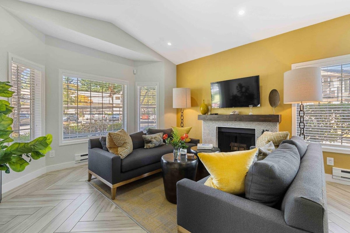 RGVtYW5kUGljdHVyZToxOTkzNDk1ODI4