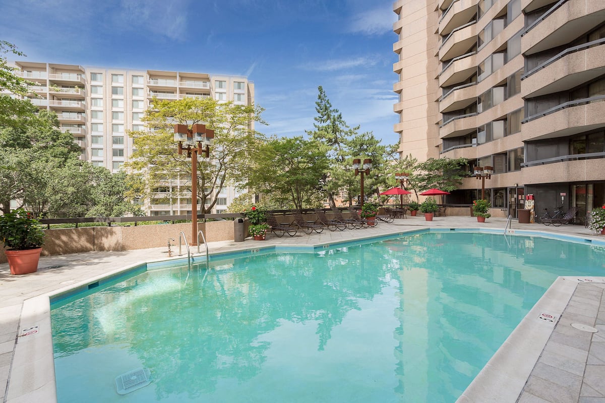 Exterior of Marlowe, an Airbnb-friendly apartment in Arlington, VA