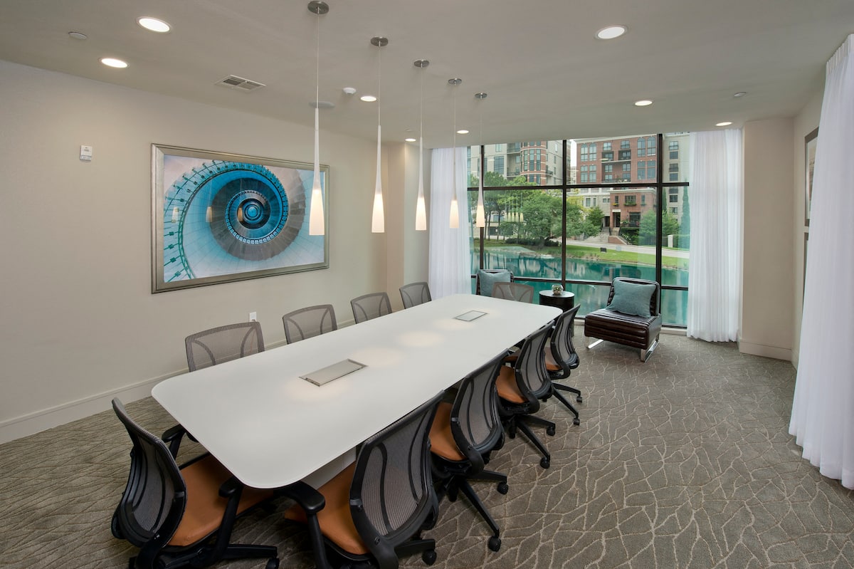 RGVtYW5kUGljdHVyZToyMzM3MDA4NDM3